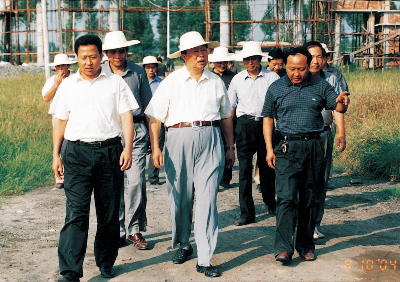 2004年8月10日，省政協主席王生鐵在市委書記劉雪榮的陪同下視察聚丙烯工程建設