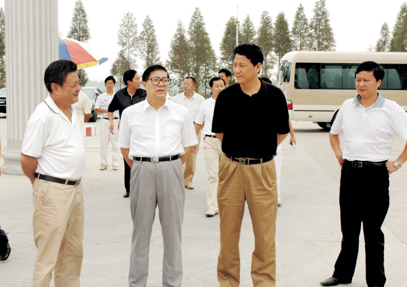  2006年9月1日，湖北省委常委、統戰部部長蘇曉云蒞臨我公司考察，張嗣義書記陪同