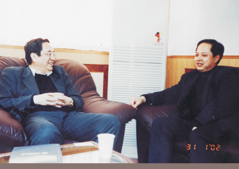 2002年1月31日，中央政治局委員、湖北省委書記俞正聲在省委辦公室親切接見舒心先生 
