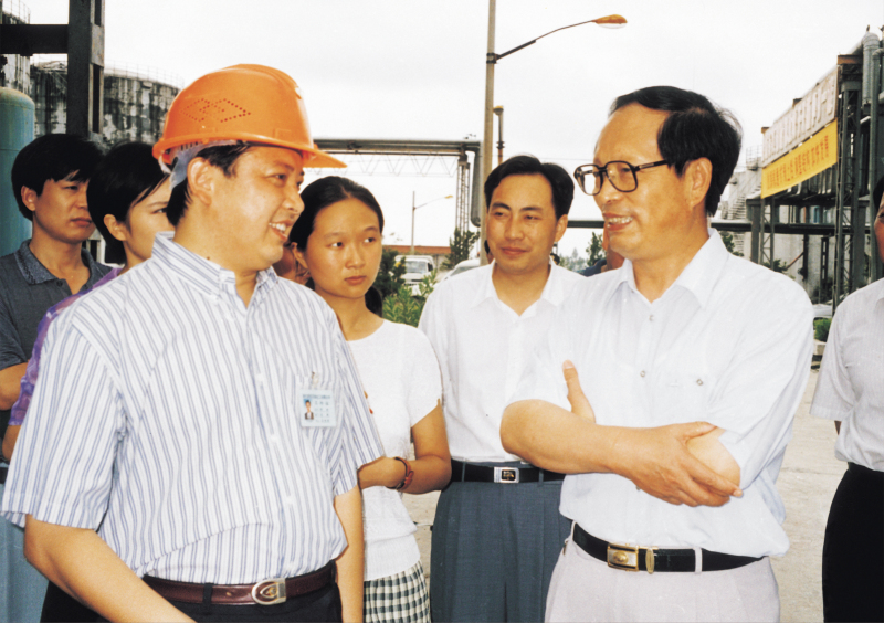 1998年8月1日，湖北省委書記賈志杰在舒心先生的陪同下，對我公司進行了視察